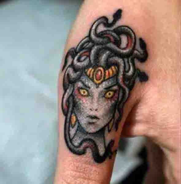 Tatuaje en el dedo,  retrato de Medusa Gorgona siniestra