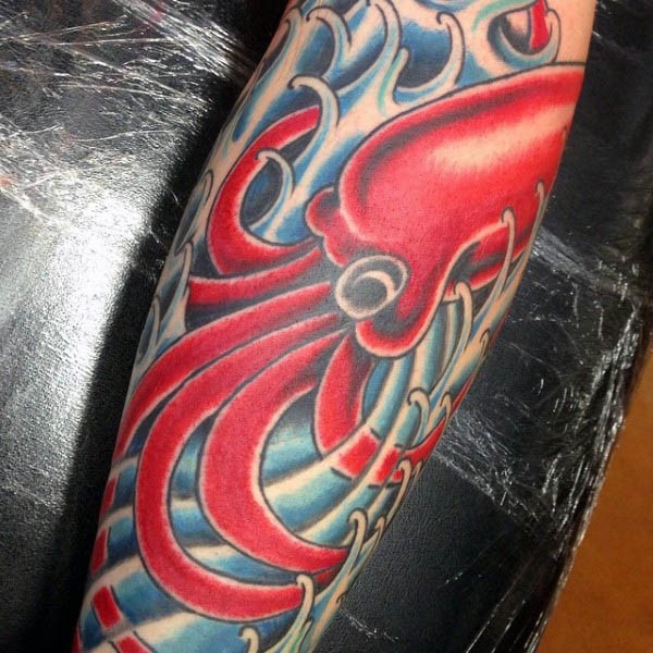 Tatuaje en el brazo, calamar rojo divertido en olas