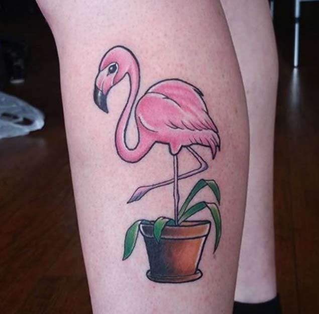 Kleiner cartoonischer rosa Flamingo Tattoo am Bein mit Blumentopf