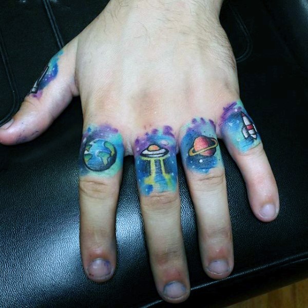 Tatuajes en los dedos,  tema de cosmos con planetas y 
naves extraterrestres