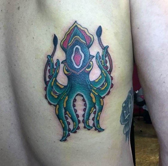 Kleiner cartoonischer Tintenfisch mehrfarbiges Tattoo am Rücken