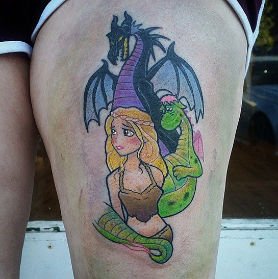 Kleines im Cartoon-Stil farbiges Mädchen mit Drachen Tattoo am Oberschenkel