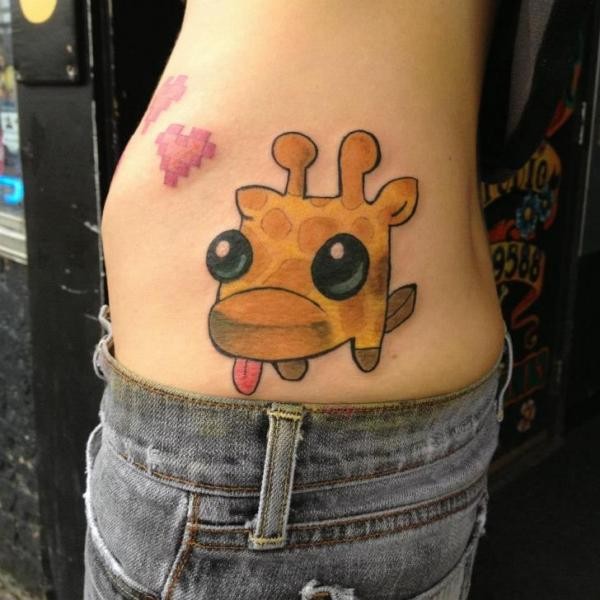 cartone animato piccola giraffa animato tatuaggio su lato
