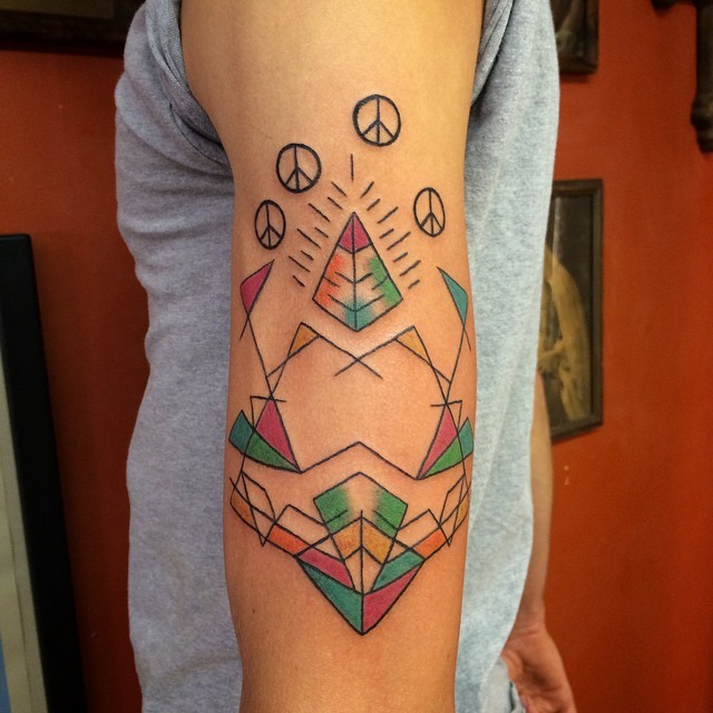 Tatuaje en el brazo, varias figuras geométricas de varios colores