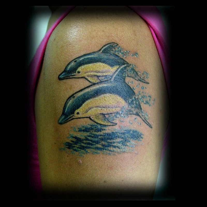 piccole colorate bellissimi delfini tatuaggio su spalla