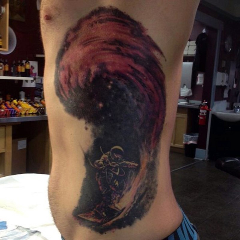 Kleiner farbiger dunkler Raum mit Surfer Raumfahrer Tattoo an der Seite
