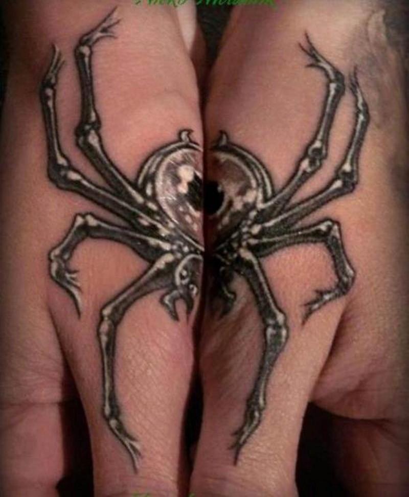 Kleines farbiges Hände Tattoo mit geteilter Spinne