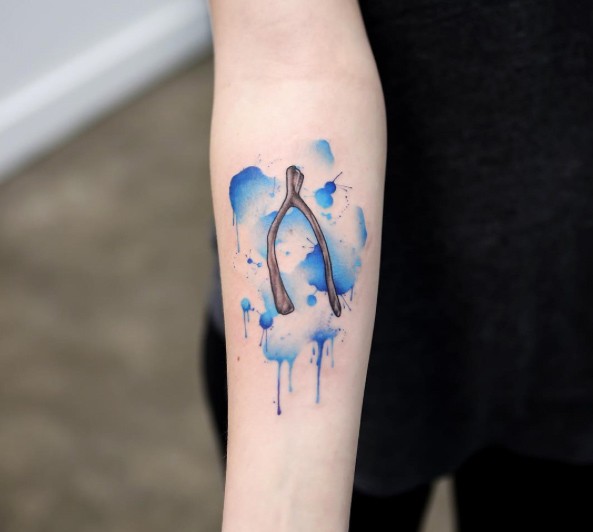 Tatuaje en el antebrazo, cosa simple exclusiva en manchas azules