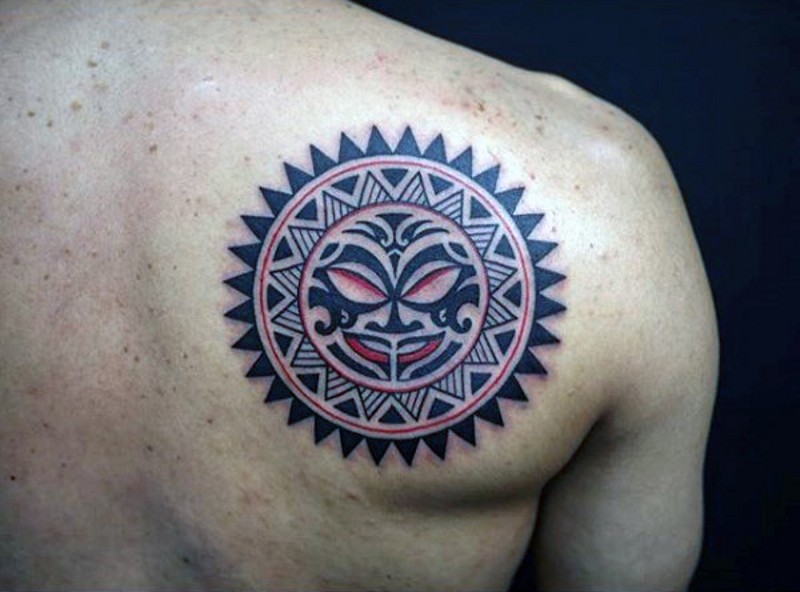 Tatuaje en el hombro, sol extraordinario, estilo tribal