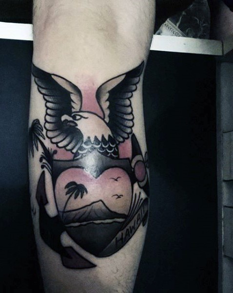 Kleiner bunter Adler mit herzförmigem Anker Tattoo am Bein