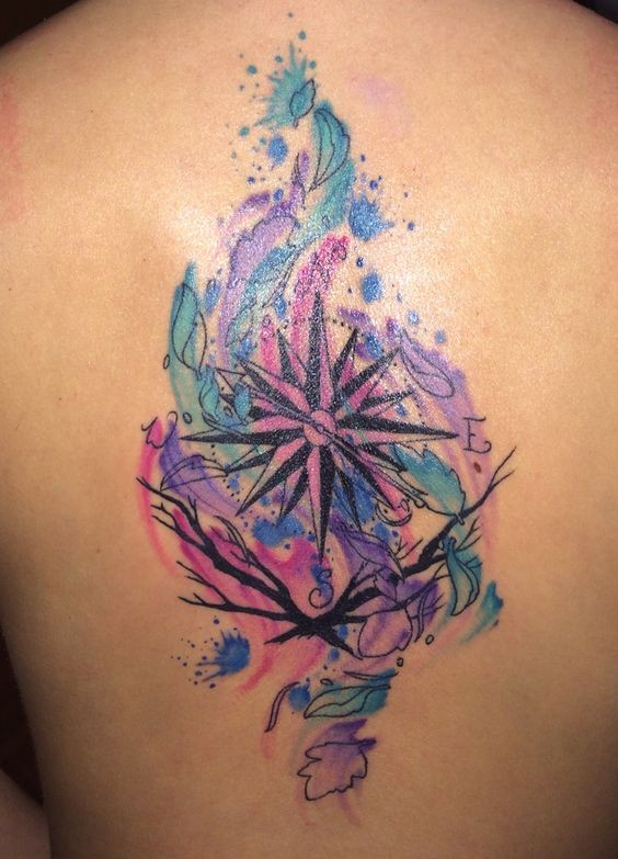 Tatuaje en la espalda,
compás precioso multicolor de acuarelas
