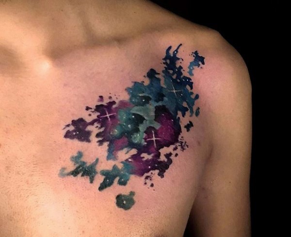 Tatuaje en el pecho,  cielo nocturno magnífico de color