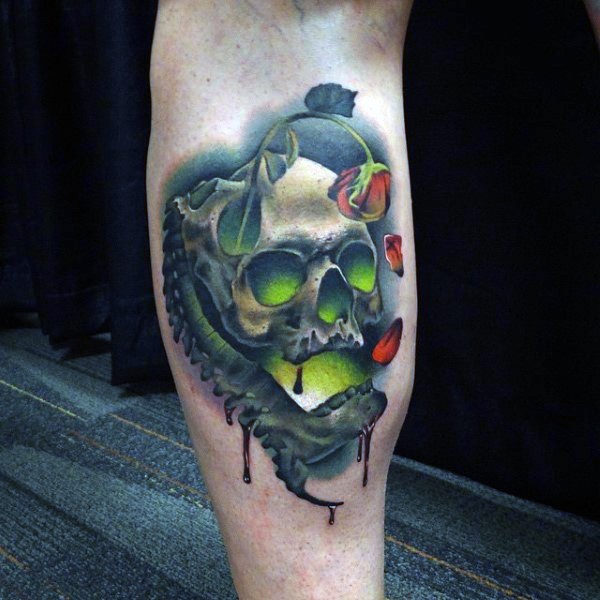 Tatuaje en la pierna, cráneo que brilla con luz verde y rosa