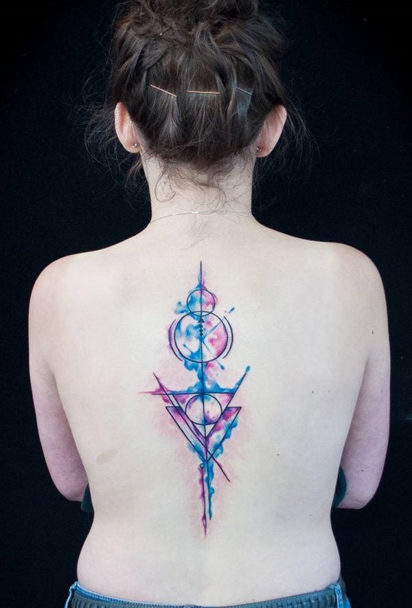 Kleines buntes Aquarell geometrisches Tattoo am Rücken
