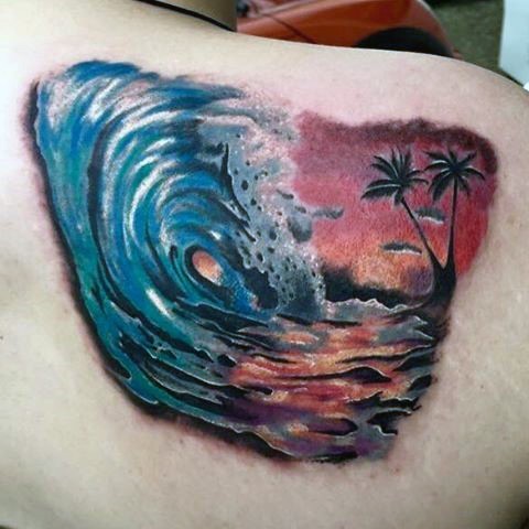 piccolo colorato mare agitato con palma tatuaggio su scapola