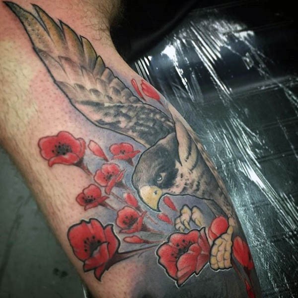 Tatuaje en el brazo,
 águila con amapolas exquisitas