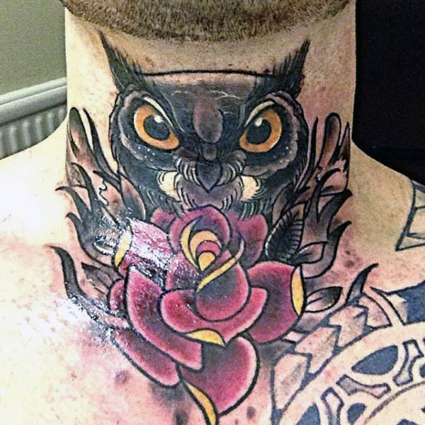 Kleine nette farbige Eule Tattoo am Hals mit Blume