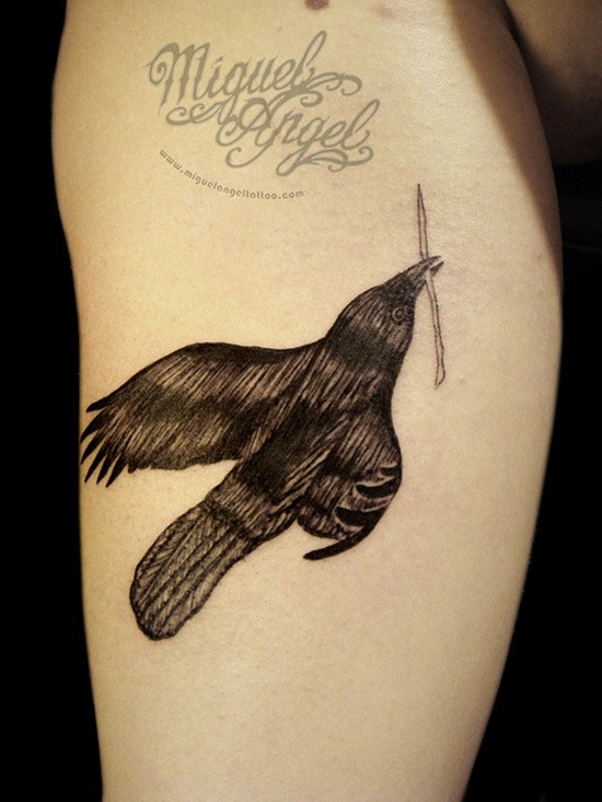 Tatuaje de cuervo simple con palo en el pico