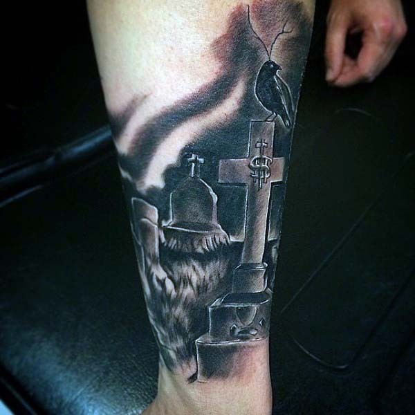 Tatuaje en el brazo, cementerio siniestro oscuro con cuervo