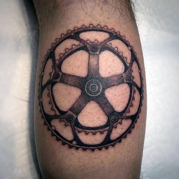 Tatuaje en la pierna,
mecanismo simple negro