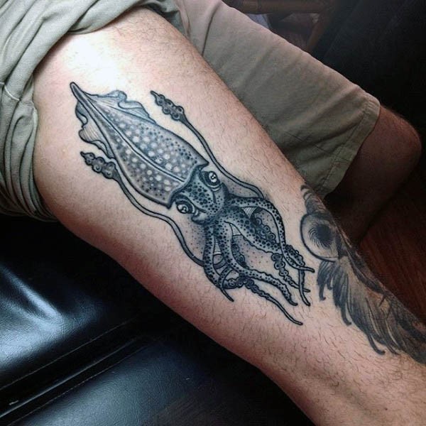 Tatuaje de calamar simple  en el muslo, colores negro blanco