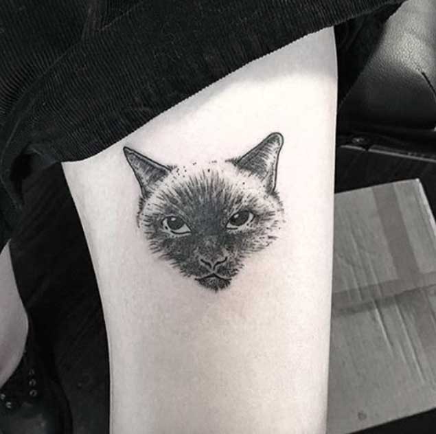 Tatuaje  de cara de gato pequeño bonito