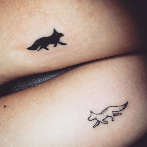 Tatuaje  de zorros sencillos de colores negro y blanco