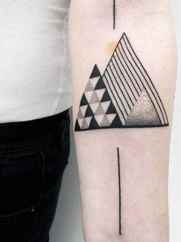 Tatuaje en el antebrazo, triángulos  estilizados de tinta negra, estilo geométrico