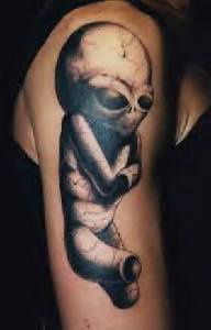 Tatuaje en el hombro Pequeño extraterrestre gris lisiado