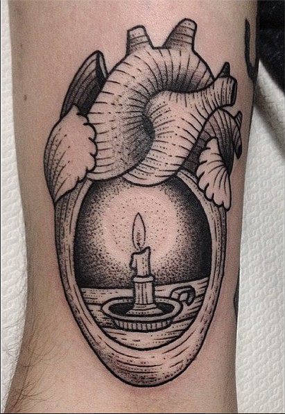 Kleines Herz Arm Tattoo mit kleiner Kerze