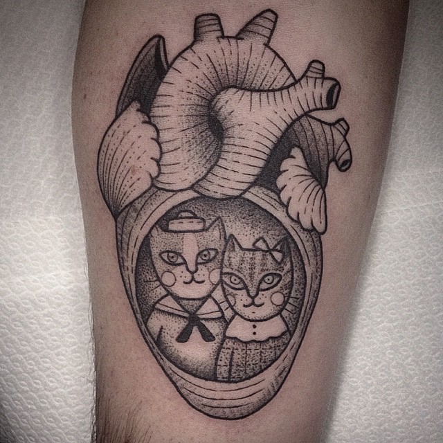 Kleines Herz mit schwarzer Tinte Tattoo mit Paar von Katzen wie Menschen