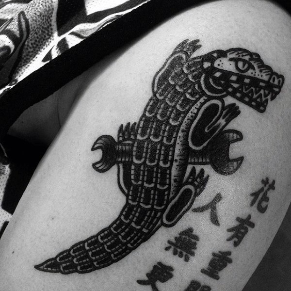 Kleines hausgemachtes schwarzes Tattoo Alligator und Werkzeuge mit Hieroglyphen