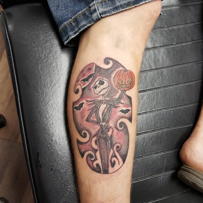 Kleines hausgemachtes farbiges Monster Tattoo auf Bein mit Fledermäusen und Kürbis