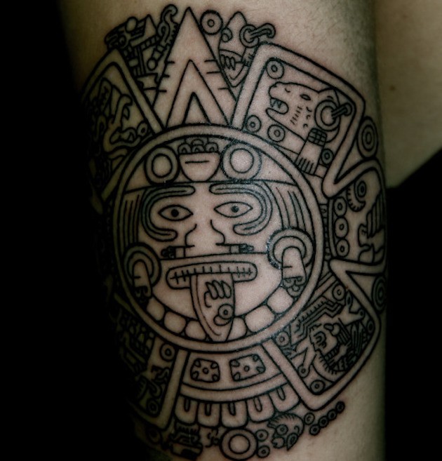 Tatuaje de ornamento tribal de maya, tinta negra