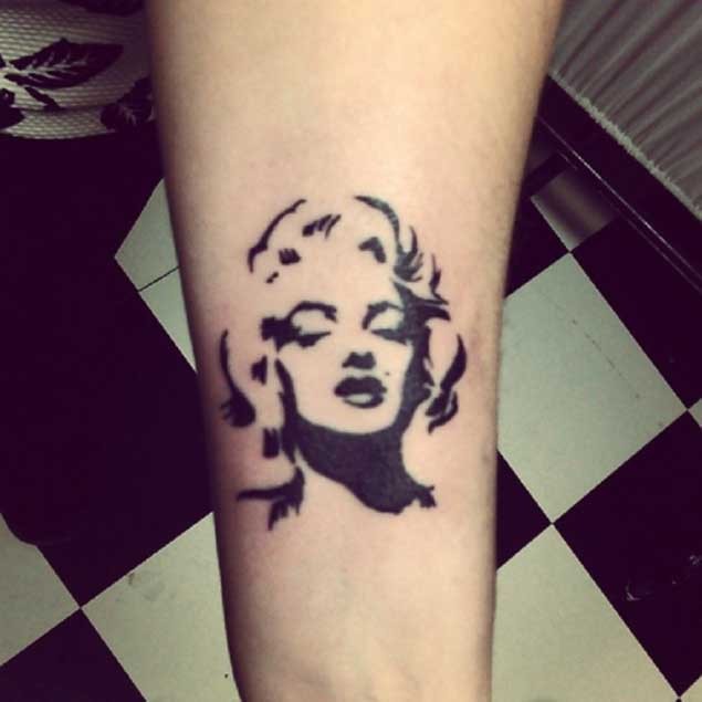 Tatuaje en el antebrazo,
silueta simple de Marilyn Monroe