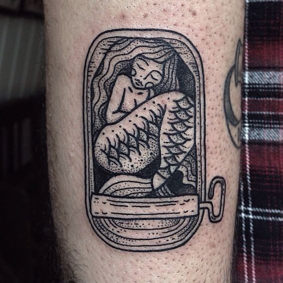 Kleines hausgemachtes schwarzes Tattoo mit Seejungfrau in Blechdose