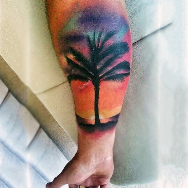 magnifico colorato albero palma in tramonto tatuaggio su braccio