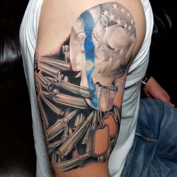 Kleines mehrfarbiges amerikanisches militärisches Schulter Tattoo mit dem Schädel und Kugeln