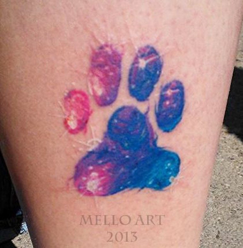 Tatuaje en el brazo,
huella de animal de varios colores
