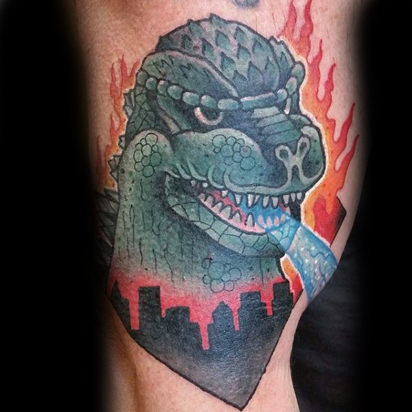 Tatuaje  de Godzilla  con luz azul y ciudad nocturna