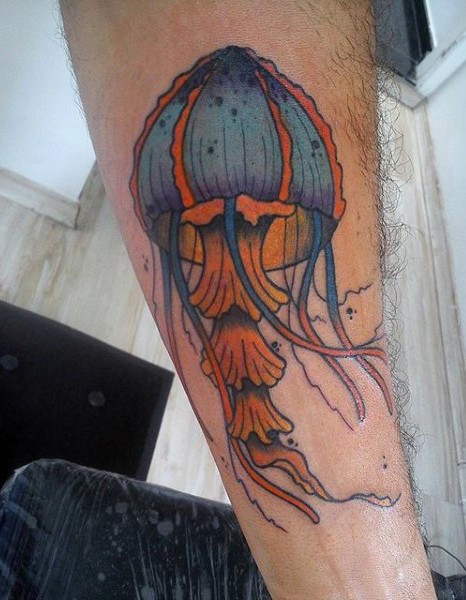 Tatuaje en el brazo,
medusa hermosa de colores