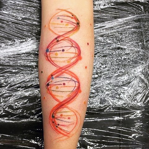 Kleine mehrfarbige DNS Tattoo am Arm