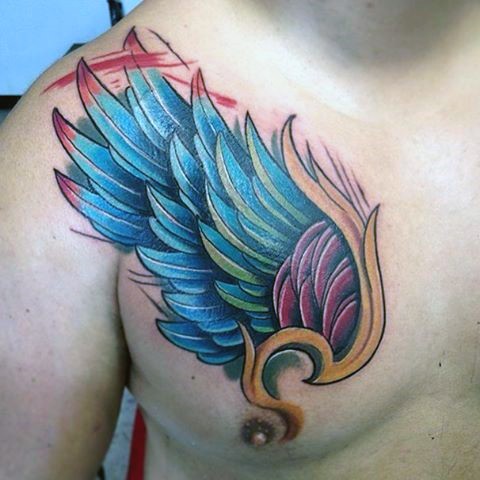 Tatuaje en el pecho, 
ala fantástica de varios colores