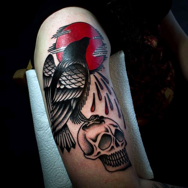 piccolo multicolore mistico sole insanguinato con corvo e cranio tatuaggio su braccio