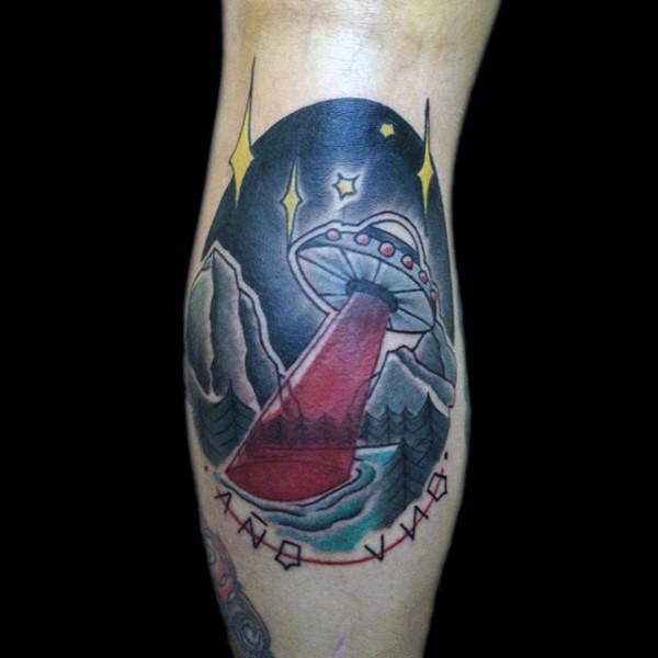 Tatuaje en la pierna, nave extraterrestre sobre el lago