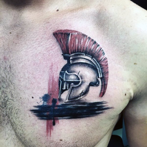 Tatuaje en el pecho, 
pequeño  casco de guerrero antiguo espartano