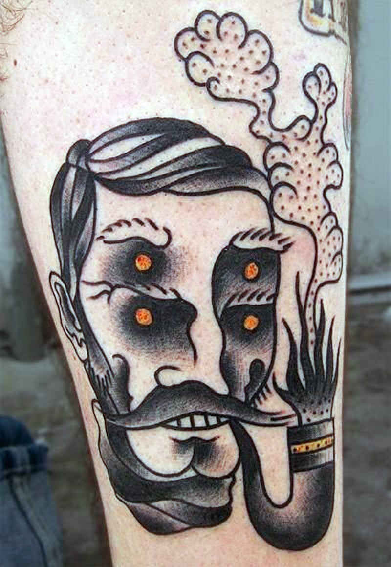 Tatuaje en la pierna, hombre surrealista con pipa