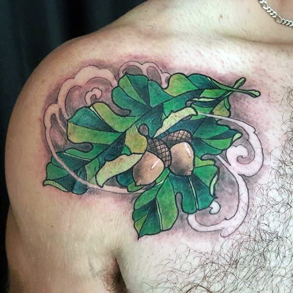 Tatuaje en el hombro, hojas de roble con bellotas, diseño de color