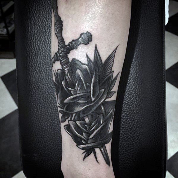 piccolo bel disegno nero e bianco pugnale con fiori tatuaggio su gamba