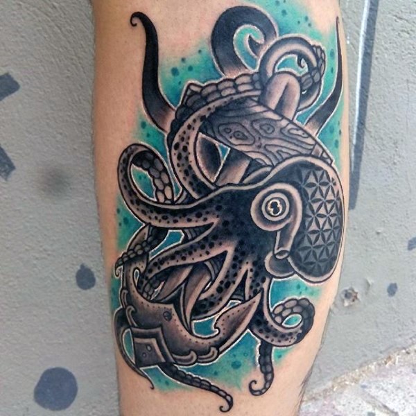 Der kleine alte cartoonische farbige Oktopus mit Anker Tattoo am Bein